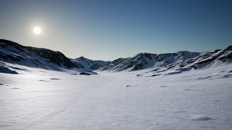 Luftlandschaft-Mit-Schneebedeckten-Bergen-Und-Eisigen-Küsten-In-Der-Antarktis